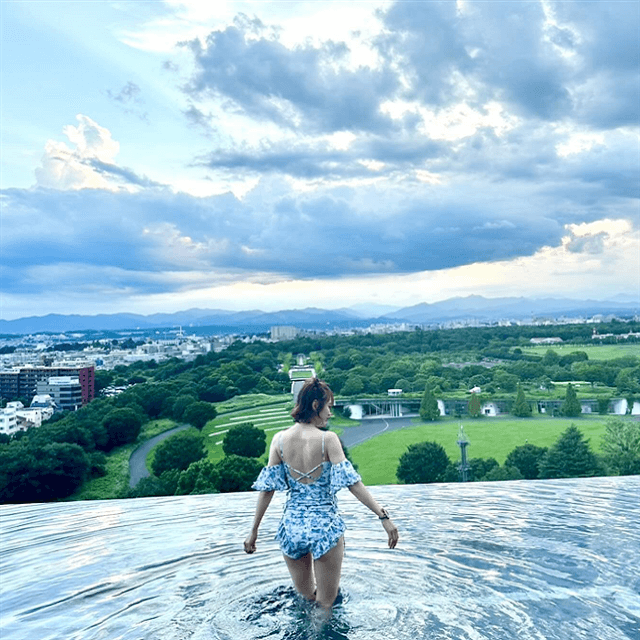 美しすぎる美白背中！高橋愛がソラノホテルで優雅な束の間を過ごす