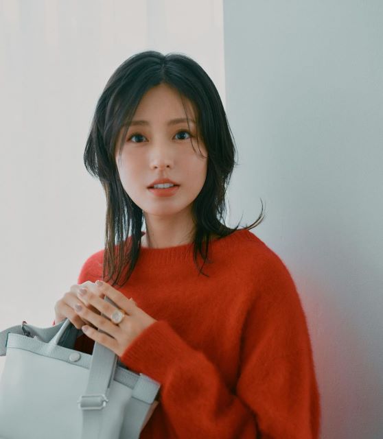 秋色ニットの本仮屋ユイカが「大人可愛い」と話題！