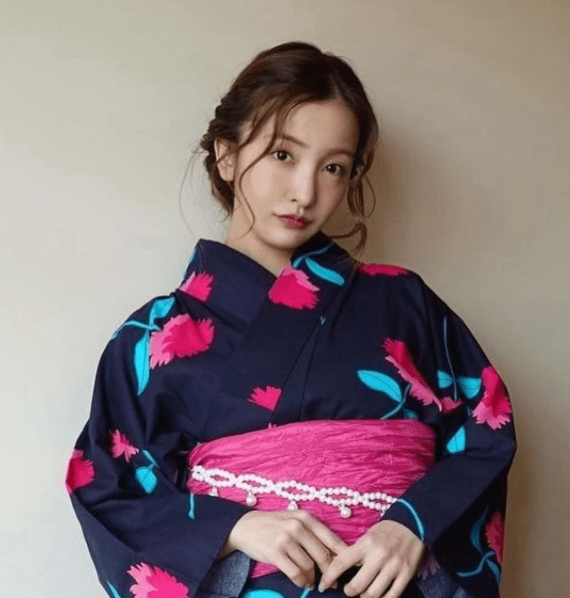 人気タレントがお得意の“あざとさ”全開「どっちがすき？」