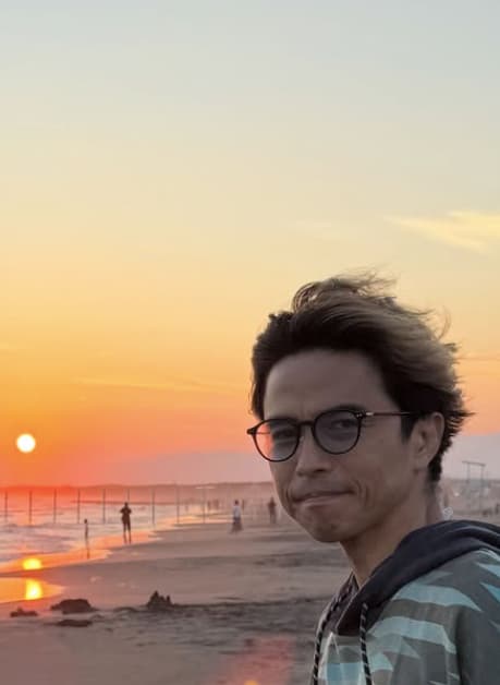 井ノ原快彦、湘南の海で夕焼けとのツーショットを投稿！