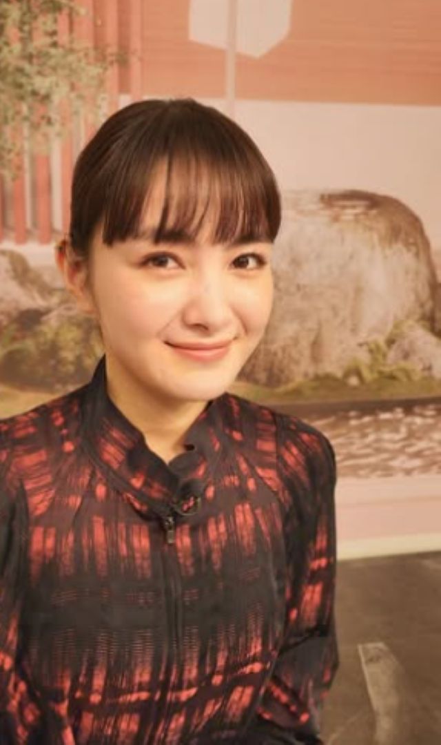 赤のワンピースでにっこり葵わかなが最新ショットを公開