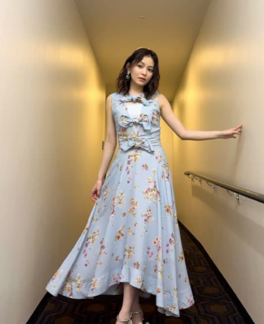 「とってもとっても美しいです」久間田琳加が花柄ワンピースで抜群のスタイルを披露！