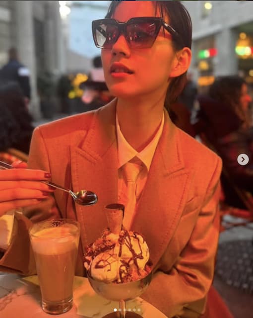 女優・のんがミラノでのジェラートを食べる姿を投稿。大胆に刺さったコーンにファンからも「美味しそう」の声も
