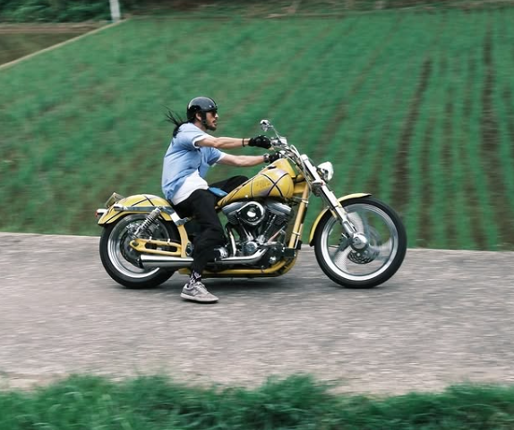 1990年代チョッパー駆る長瀬智也、自然の中で軽快ライド！