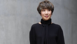 「黒をこんなに上品に…！」黒田知永子、春の陽射しに映えるオフショットが話題