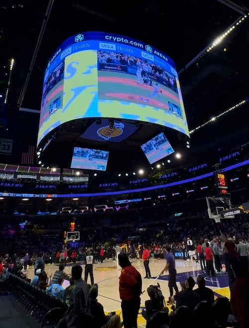 レイカーズ試合中にドジャースの勝利をスクリーンで放映　ロサンゼルスの絆に大歓声