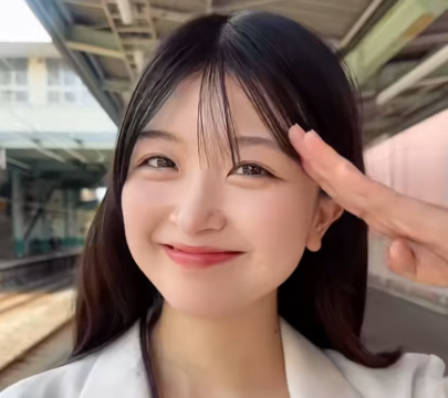 「可愛さ引き立つ！感服します」バスケ美女子、駅ホームで魅せた”車掌さん・ポージング”ムービーを披露！可愛さにファン感服
