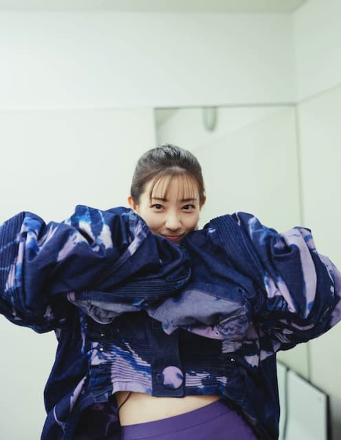 足立梨花、「袖のボリュームすごっ！」なオフショットを公開