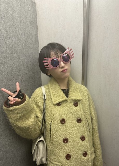 浜辺美波をファンが捜索⁉️超ド派手メガネで出勤に「明日からこれつけてる人探すぞ👀✨」