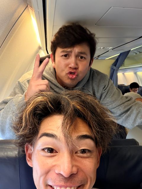偶然？それとも一緒に旅行？元ソフトバンク又吉克樹があの選手と機内2ショット