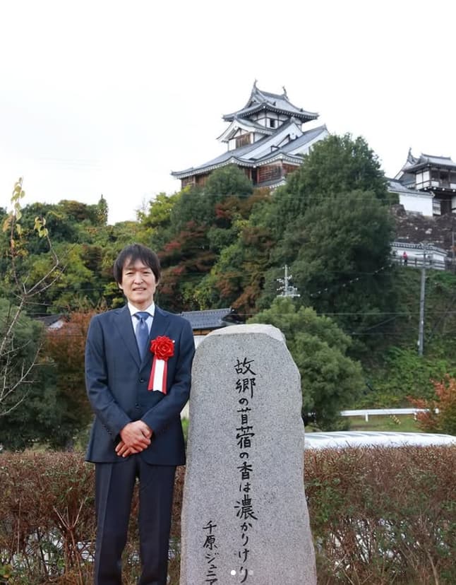 千原ジュニア、故郷に句碑を建て多くのいいねが集まる！