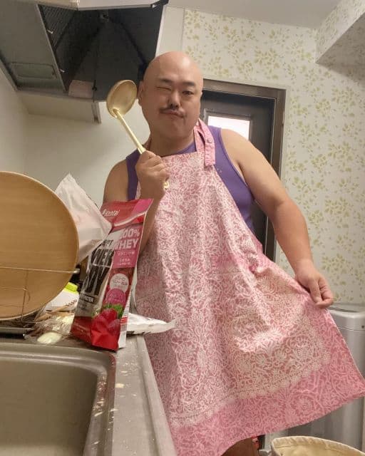 「何作ろうかしらー！？」クロちゃん、まさかの自炊スタイルで一体何を作る？！