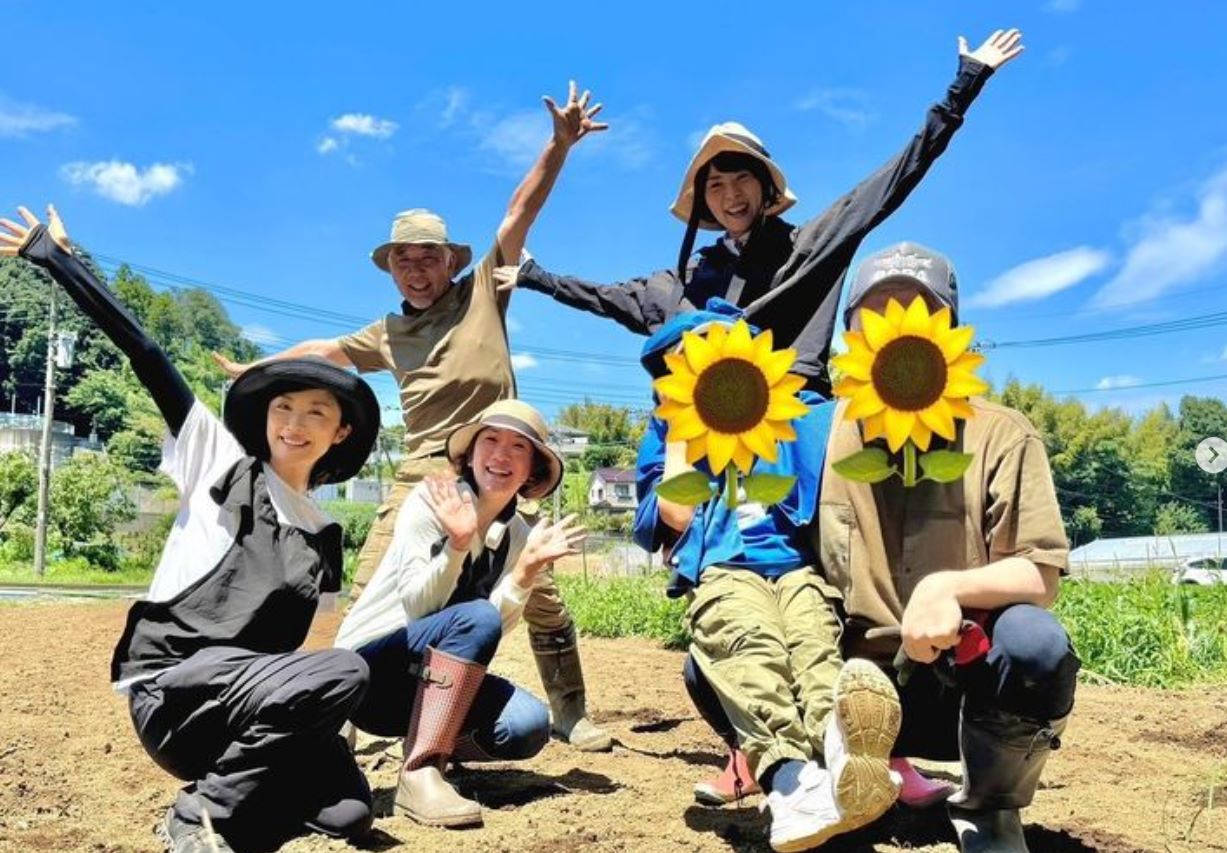 「はぁ〜良い汗かいた！」人気女優がひまわりの種まき