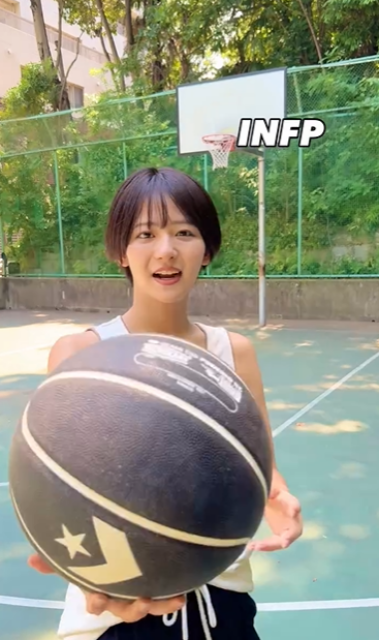 ボーイッシュ激カワバスケ系インフルエンサー、美肌全開"ショーパン×タンク"の3Pシュートムービーでファン魅了！