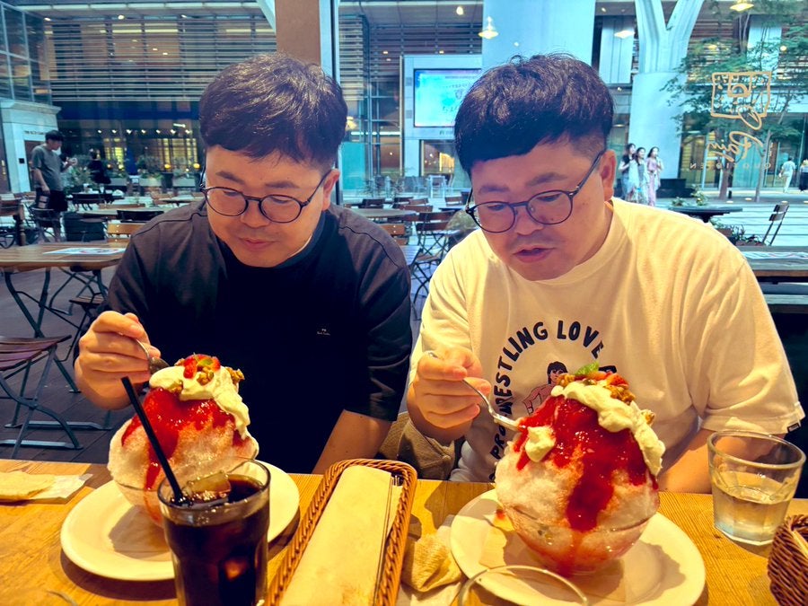 42歳になった双子のお笑いコンビ、健康宣言も…甘～い巨大かき氷に夢中！