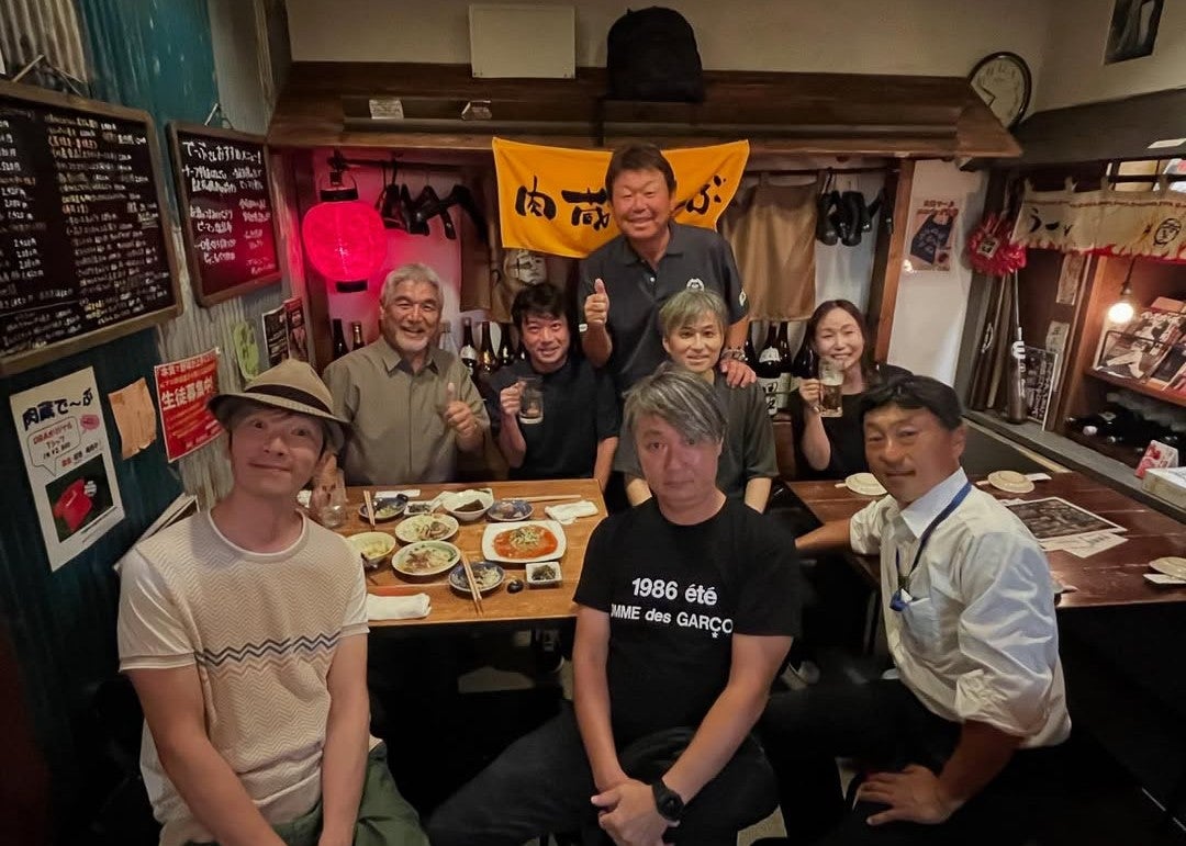 デーブ大久保「ご縁がつながる夜」肉蔵でーぶに笑顔と感謝が集まる一枚