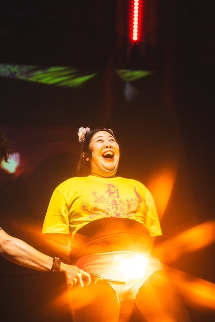 「◯◯ファイヤー」人気芸人のライブ中の写真が