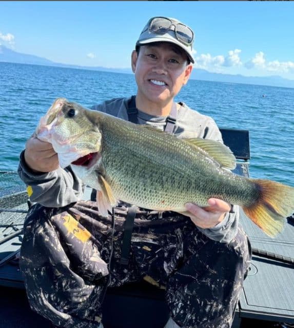 お笑い芸人 宮川大輔 琵琶湖で釣り！55センチ8ポンドの魚を釣り上げる！