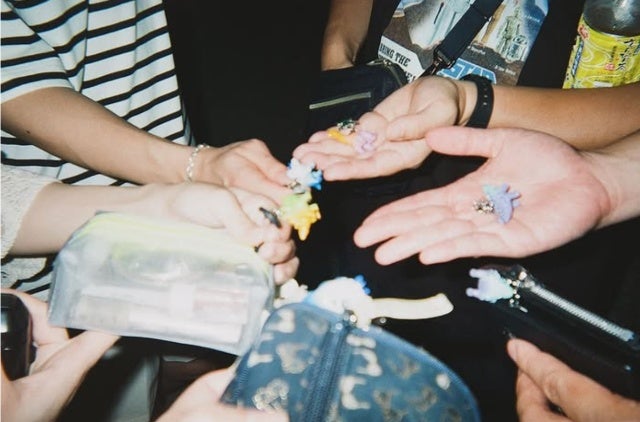 沖縄ロケの舞台裏披露！元乃木坂46・秋元真夏が“よるのブランチ沖縄編”で見せた思わず笑顔の6エピソード