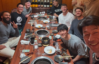 三浦大輔監督、外国人選手＆通訳陣と会食！「優勝確定」の声も！