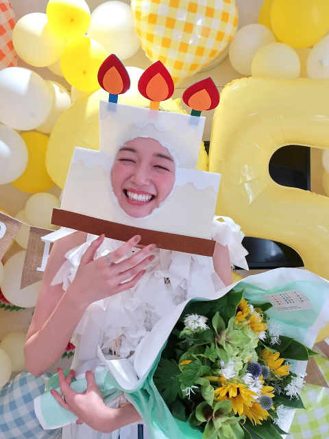 「被り物で過ごしていると落ち着く」佐藤栞里、35歳誕生日のオマケ投稿で見せたお茶目ショットにファンほっこり！
