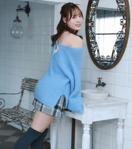 キュートな野球女子・前田星奈、モデルスイッチ・オン！”反則級水色ニット＆制服風ミニ”ショットにファンガチ惚れ状態