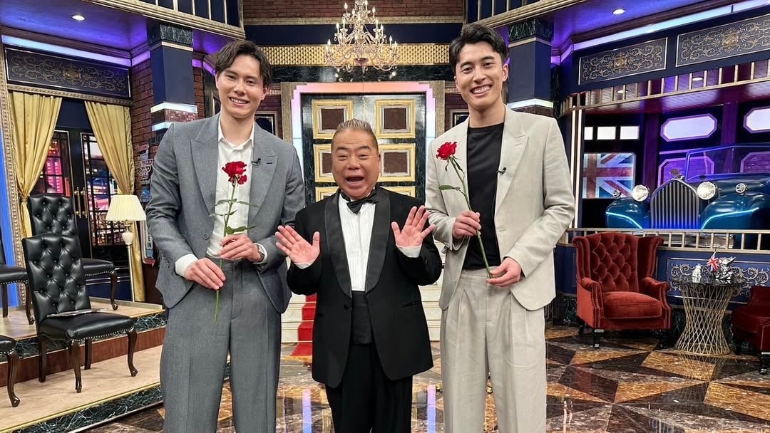 髙橋藍＆髙橋塁、一輪の赤い薔薇を持ち笑顔兄弟ショットにファン悶絶！「いや、カッコよすぎやん」