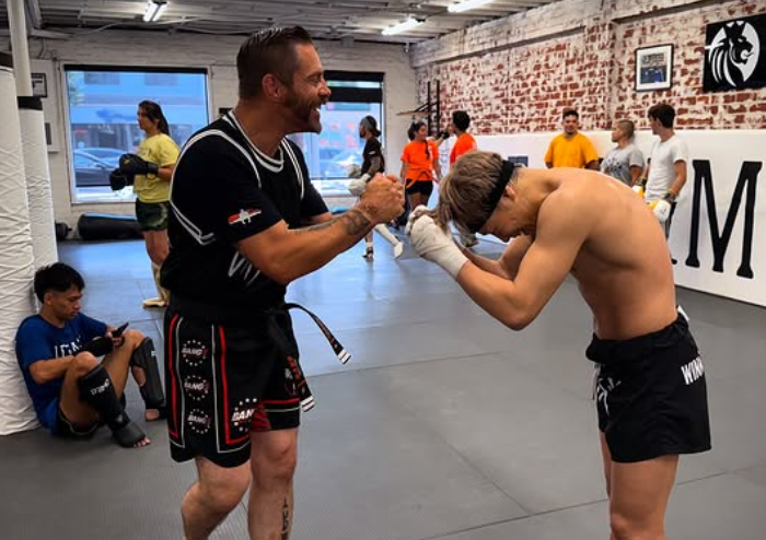 “師弟の心地よい礼”武尊、Bang Muay Thaiで師匠と並ぶオフショット公開