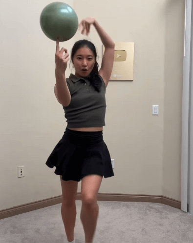 「エレガント！！」話題の美女が、アパートの一室で大回転するムービーを披露！