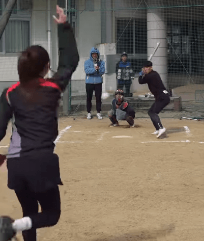 「腰抜けた人初めて見た」野球美女子の会心の一撃！フォームから美しいチェンジアップにファン注目の眼差し「緩急差がエグい」
