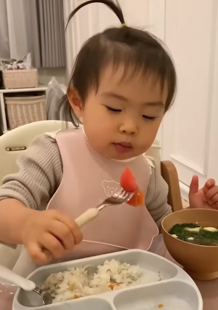 篠田麻里子さんが子供の“もぐもぐ動画🍚”を公開「良い食べっぷり❣️」