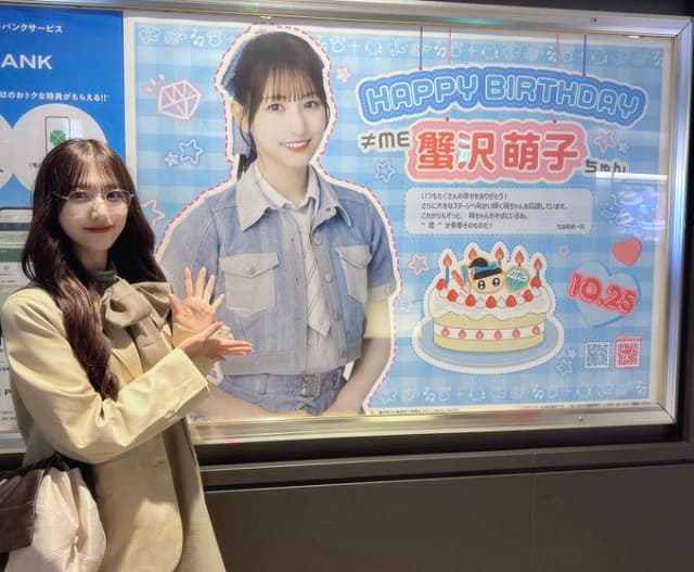 「あまりにも可愛いがすぎる」”≠ME”メンバーが〇〇姿で自身の生誕ポスターと2ショットを撮影