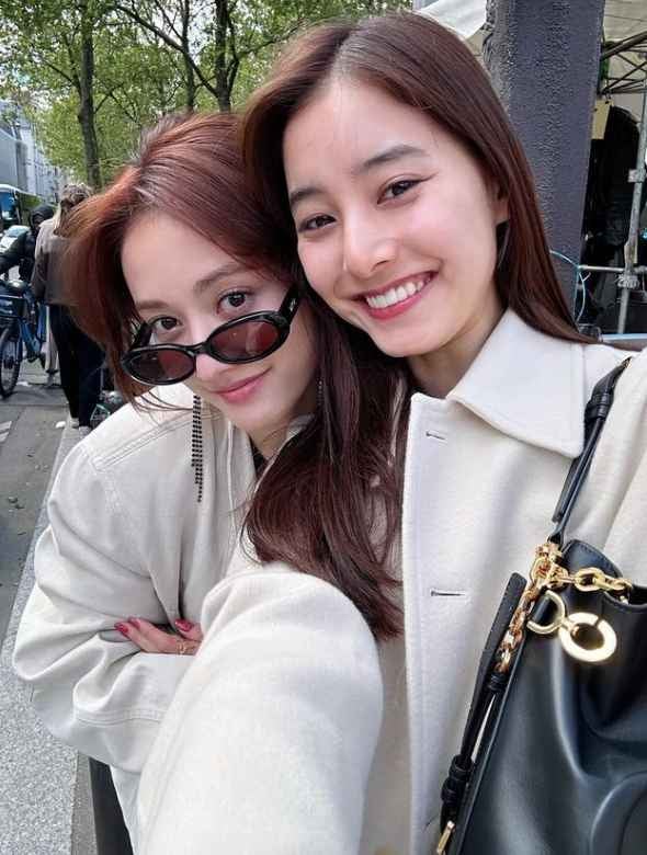 谷まりあ＆新木優子の透明感ありすぎショットが話題に「尊い」