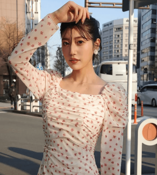 「春を感じたいの…」令和の峰不二子・阿部なつき、交差点で”乙女ワンピ・お見つめショット”を披露！「ファンへの報告もあり」