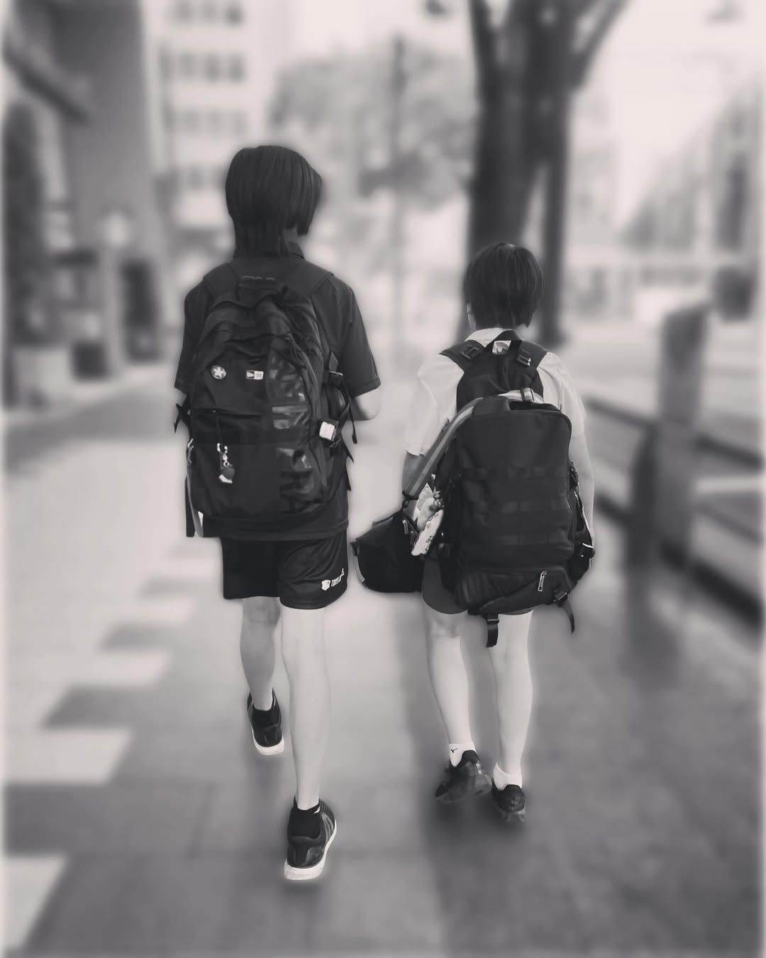 元日本代表が同じスポーツに励む息子たちの背中に向けて「がんばれ」と母の姿を見せる