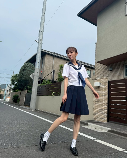 JKショット13連発でファン魅了⁉40歳美魔女優、ドラマオフショのミニスカセーラー服スタイルにファン「美脚すぎぃ〜！！」