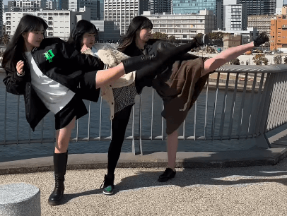 話題の女子キックボクサー、”三姉妹でハイキック”を河川前で繰り出す！レアすぎだとファン釘付けに「WOW」