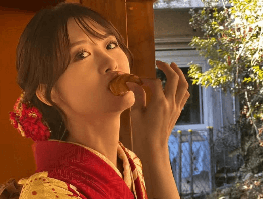 「何を、食べてるの？」あの人気グラドル、情熱レッドの振袖姿にファンエキサイト！「明けまして可愛い炸裂か」