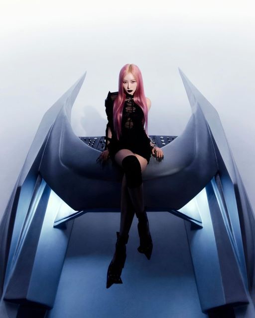 aespa・ジゼル「グラサン×タイトミニワンピ」スタイルが最高にCOOL！