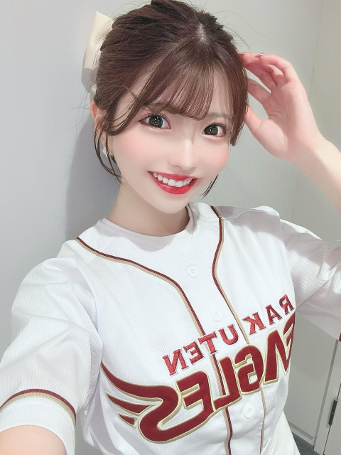 ユニ＆ミニスカスタイルの激カワTikTokクリエイター、2年ぶり2度目の楽天始球式に感無量のインスタ投稿！