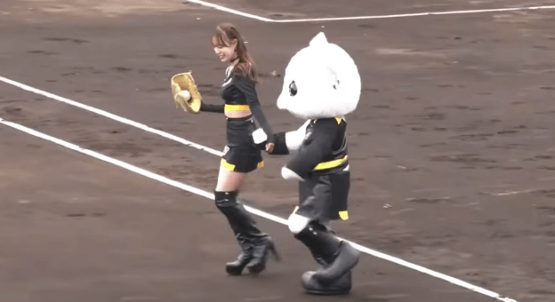 「高いヒールのままホントすごい」野球美女子、始球式に登場！モデルプロポーションでの美麗ピッチングに反響続々