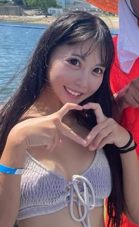 笑顔がまぶしい！琵琶湖でハートポーズを決めたサーフ美女子