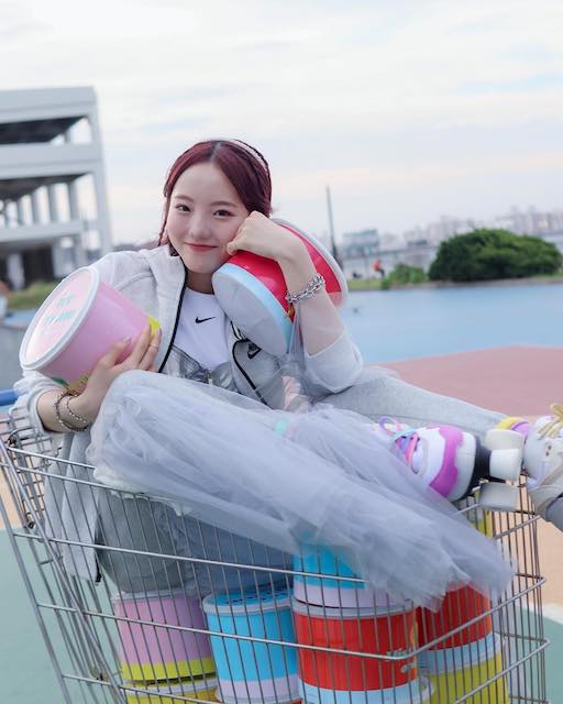 本田真凜が買い物かごにすっぽり「ラフな感じすっごい可愛い」