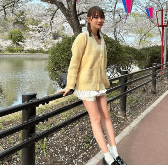「スタイル良すぎ」サッカー美女子、公園の水際で魅せた”たくさん載せちゃう・美ショット”にファンメロメロ「惚れ直した」