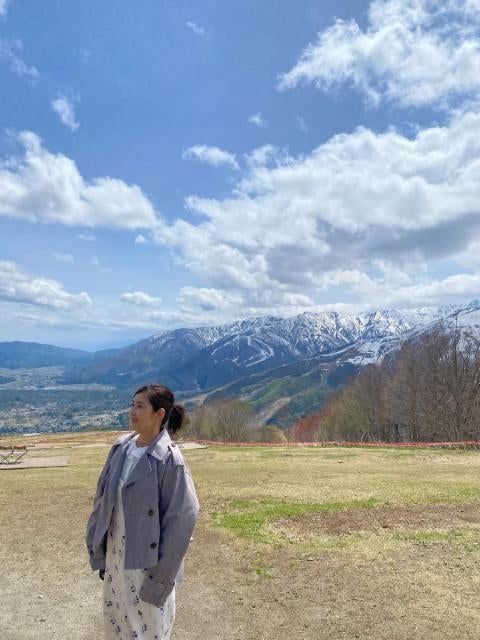 石田ひかり、白馬の新緑と残雪を満喫「旅サラダ」出演告知