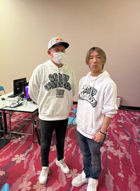 プロ格闘ゲーマーのシュートの応援に同じチームの先輩が駆けつける