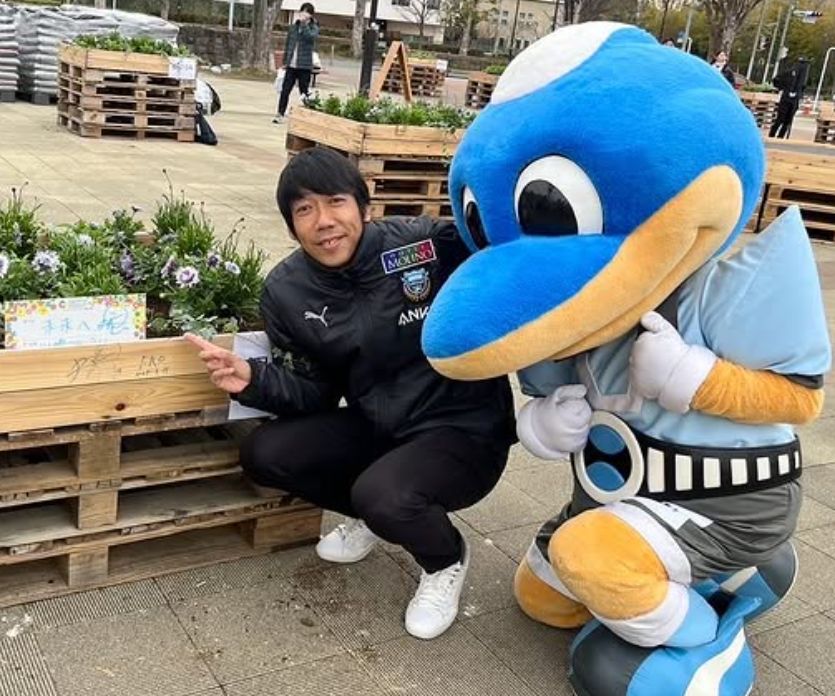 中村憲剛、川崎フロンターレのマスコットキャラクターと植え付けイベントに参加