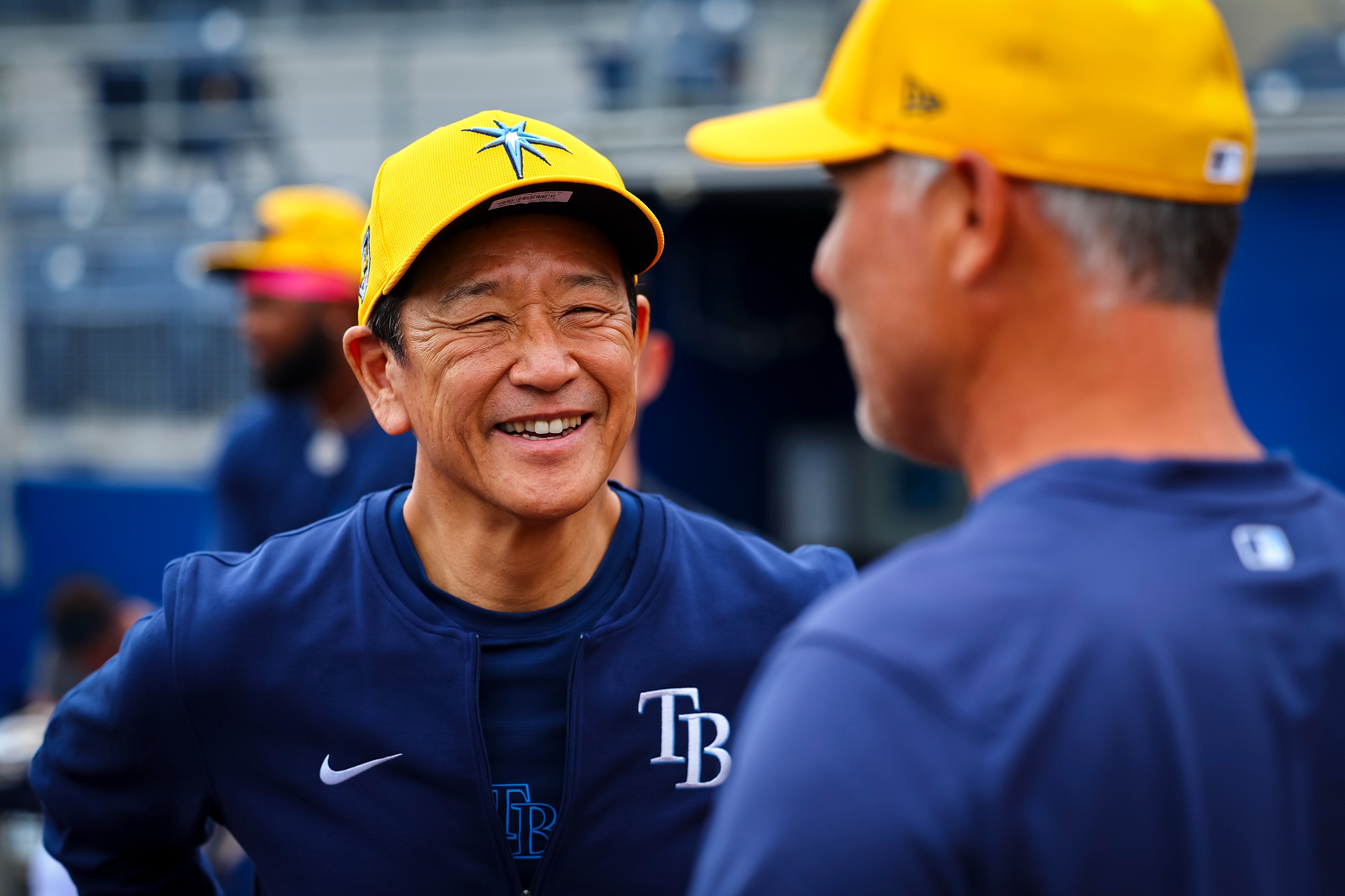 栗山英樹がレイズの試合にコーチ陣としてベンチ入り　メンバー表交換も