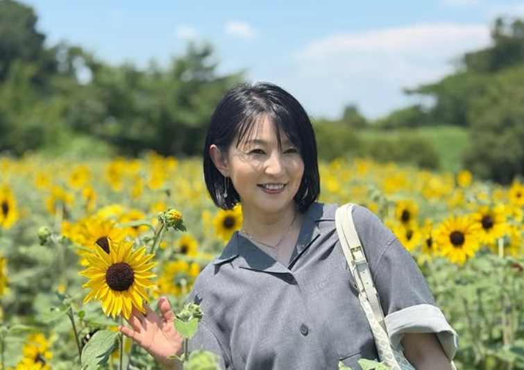朝から元気！小島奈津子、“ひまわり畑で旅気分”ショット公開