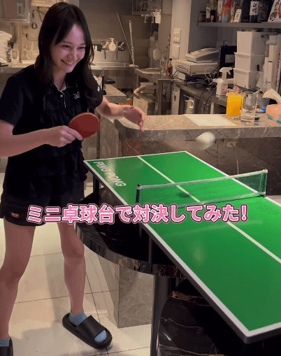 キュートフェイスの卓球女子、ラストに絶叫ありの”ミニ卓球台・白熱対決ムービー”を披露！